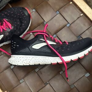 Brooks Women's Black and Pink Athletic Shoes